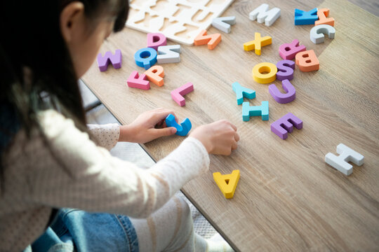 アルファベットのおもちゃで遊んでいる女の子