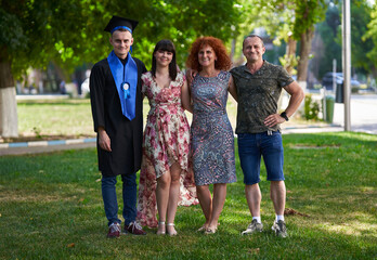 Obraz premium University graduate with family in the park