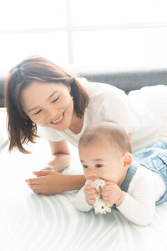 赤ちゃんを見て笑っている母親