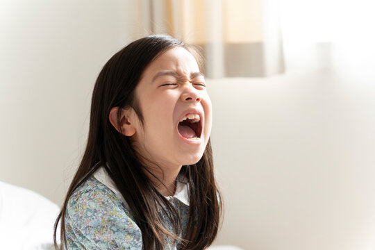 部屋で叫んでいる女の子