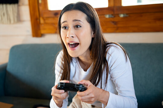 ゲームをプレイしている女性