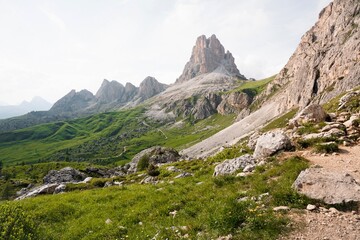 Naklejka premium Landscapes of epic mountains during the sunset surrounded by clouds, with warm and cold lights. huge cliffs and epic views from the wild nature. 