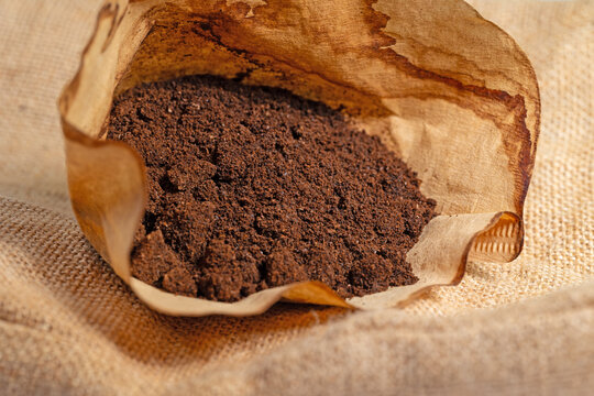 Kaffeesatz und Filtert&uuml;te in einer Nahaufnahme