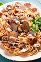 Piatto di tipici spaghetti con vongole veraci, pasta italiana, cucina mediterranea 