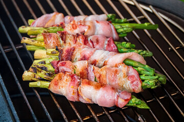 grilled asparagus with bacon on grill