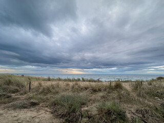 burzowe chmury nad dziką plażą na Helu, Polska