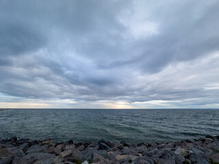 kamienny wał chroniący wybrzeże przed falami morza Bałtyckiego, Polska © Kamil_k2p