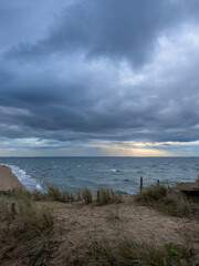 hel, ciężki chmury przesłaniające zachodzące na horyzoncie słońce
