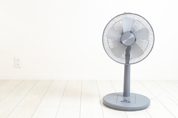 白い部屋に置かれた扇風機