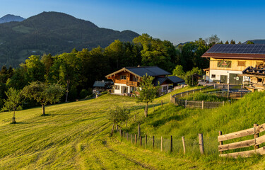 Landschaft mit Wiesen, Bauernhaus und Berge, Berchtesgaden, Bayern, Deutschland