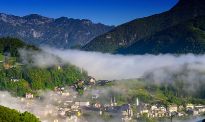 Morgennebel über der im Tal liegenden Ortschaft Berchtesgaden, Bayern, Deutschland