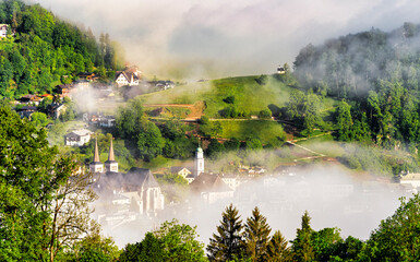 Morgennebel über der im Tal liegenden Ortschaft Berchtesgaden, Bayern, Deutschland