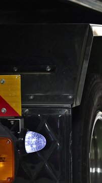荷物を運ぶ大型トラック タイヤのアップ 配達・輸送のイメージの縦動画　人無し