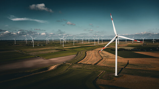 Windpark an der K&uuml;ste von Nordfriesland mit zahlreichen Windr&auml;dern