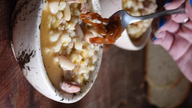 Comida a base de vegetales, carne y embutidos t&iacute;pica de Argentina. El locro es una comida tradicional en Latinoam&eacute;rica. 