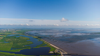 Luftaufnahme der Küste von Nordfriesland mit Deich und Wattenmeer