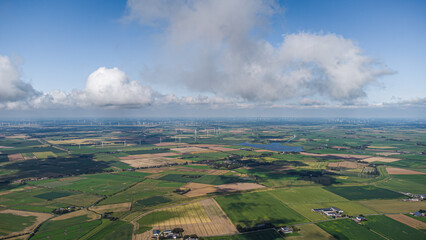 Luftaufnahme des nordfriesischen Binnenlands mit weißen Windmühlen und landwirtschaftlichen...