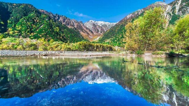 【長野県・松本市】秋の上高地の自然風景　梓川に映り込む穂高連峰　タイムラプス　ズームイン　
Natural scenery of Kamikochi in autumn - Nagano, Japan - Time lapse video - zoom in