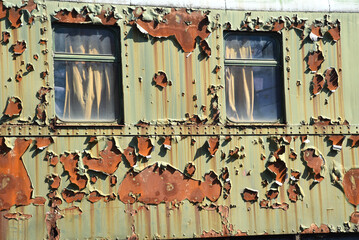 alter verrosteter Personenwaggon, lost place