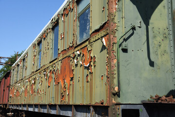 alter verrosteter Personenwaggon, lost place