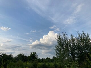 Obraz premium Storm clouds before rain in the village