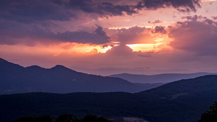 Coucher de soleil sur le massif du Mont du Chat dans le département de la Savoie en france