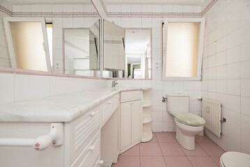  In the 1970s and early 1980s, colorful colors and designs were very popular in bathrooms