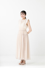 ワンピースを着た若い女性