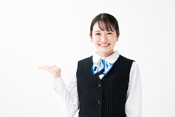 手かざしをする制服姿の女性