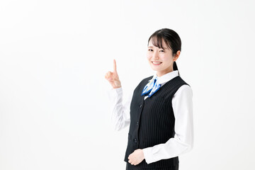 お勧めポーズをする制服姿の女性