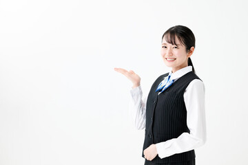 手かざしをする制服姿の女性