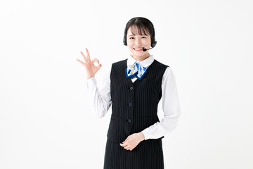オッケーをする制服を着た女性