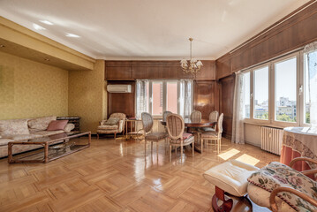  Colors like mint, dusty pink, and beige work well with vintage decor.