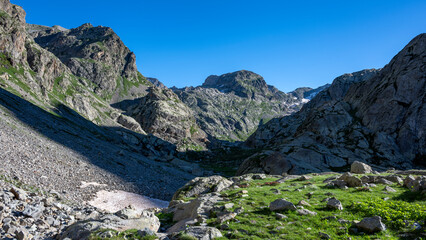 Paysage de montagne de la vallée de la Gordolasque dans le Parc National du Mercantour dans le département des Alpes-Maritimes en france en été
