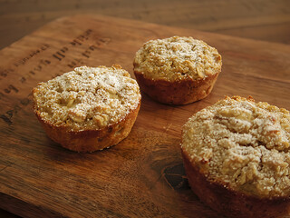 テーブルの上の手作りマフィン