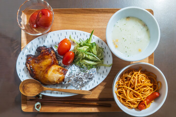 バラエティ豊かな家庭料理のランチプレート