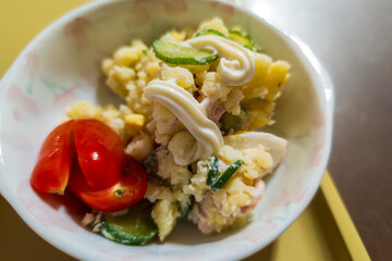 ポテトサラダとトマトの一皿