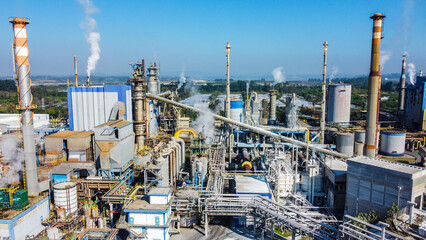 Planta industrial f&aacute;brica de papel e celulose vis&atilde;o a&eacute;rea foto do alto drone na cidade de suzano, s&atilde;o paulo, brasil