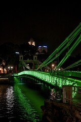 pont éclairé en vert de nuit dans la ville de Singapour