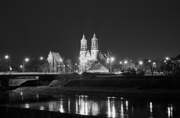 Fototapeta premium bridge over the river Warta and gothic cathedral at night in Poznan i