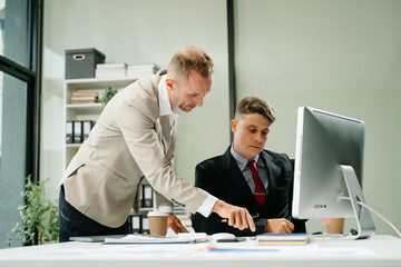 Obraz premium Portrait of success business people working together in modern office.