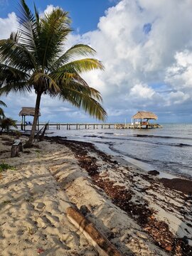 Blick auf das offene Meer von einem karibischen Sandstrand in Belize