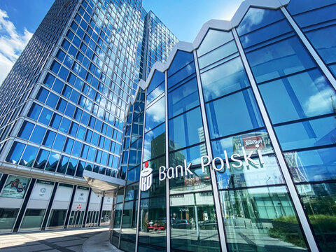 Szklany, nowoczesny budynek Banku Polskiego, rotunda. Warszawa 2024 r.