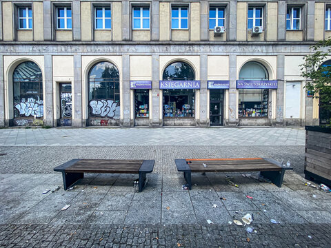 Opuszczone, puste lokale usługowe, zaśmiecona warszawska ulica, chodnik, centrum miasta, stolica, ulica Świętokrzyska. Lipiec 2024 r.