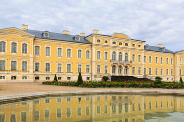 Obraz premium Rundale Castle with the reflection of the facade in the water. Pilsrundale, Rundale Castle, Latvia
