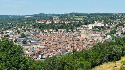 Vue panoramique sur la ville de Villefranche-de-Rouergue dans l’Aveyron