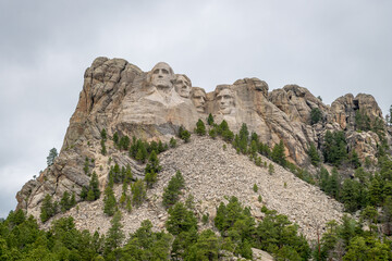 The 4 carved faces of Washington, Jefferson, Roosevelt and Lincoln high atop Mount Rushmore