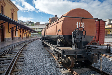 Obraz premium Quito, Pichincha, Ecuador - November 20, 2013: In Quito, old trains now serve as tourist attractions, offering scenic rides through beautiful landscapes and showcasing cultural heritage.