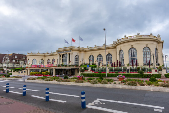 Deauville, France - 21 juillet 2024: Vue ext&eacute;rieure du casino de Deauville. Construit en 1912, le casino de Deauville appartient au groupe Lucien Barri&egrave;re