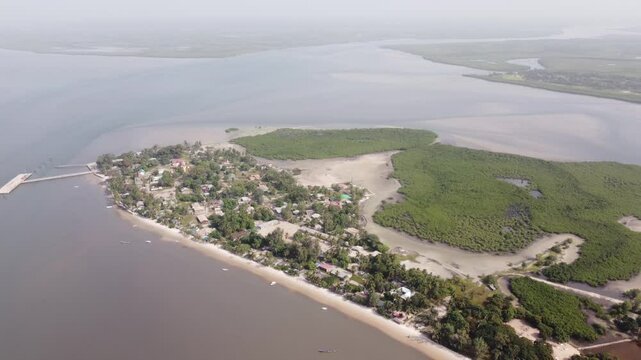 Vue a&eacute;rienne de la Casamance, S&eacute;n&eacute;gal 37 &ndash; Embouchures des fleuves, bateaux, ile